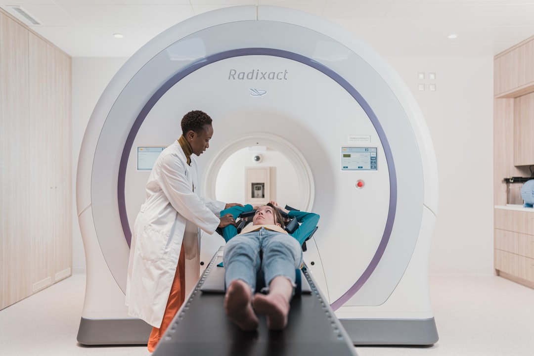 نمای نزدیک از تجهیزات پیشرفته MRI در یک مرکز تصویربرداری
